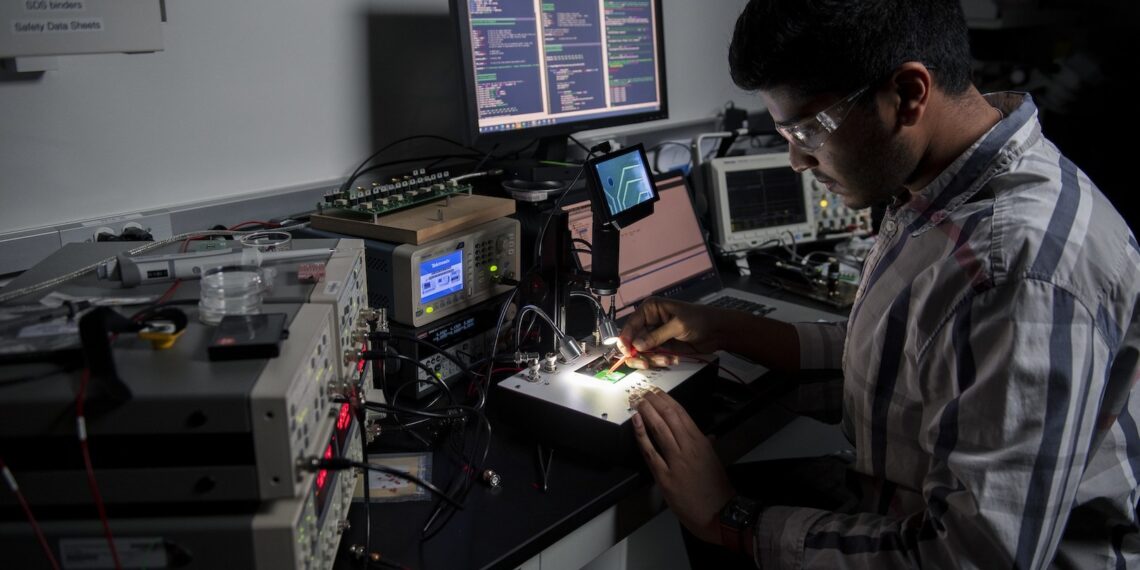 A_research_engineer_at_Roswell_Biotechnologies