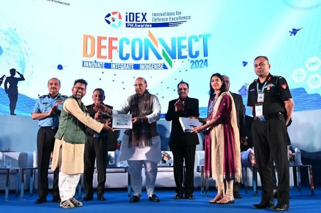 L-R - Dr. Shivaraman Ramaswamy, Director and CTO, BBBS in the presence of Shri Rajnath Singh, Defence Minister