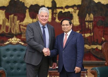 Prime Minister Pham Minh Chinh (R) shakes hands with ASML Vice President Eduard Stiphout, Ha Noi, January 15, 2026 - Photo: VGP/Nhat Bac