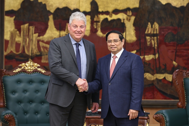 Prime Minister Pham Minh Chinh (R) shakes hands with ASML Vice President Eduard Stiphout, Ha Noi, January 15, 2026 - Photo: VGP/Nhat Bac