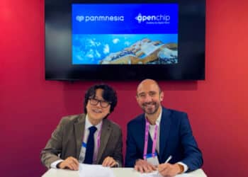 Myoungsoo Jung (left), CEO of Panmnesia, and Cesc Guim (right), CEO of Openchip, pose for a commemorative photo following the signing ceremony