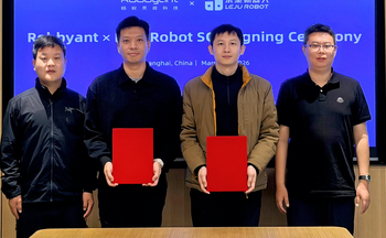 Zhu Xing (1st left), CEO of Robbyant, and Chang Lin (1st right), CEO of Leju Robot