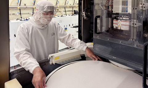 A technician installs an Optivision Max pad on a platen in Qnity’s polishing lab