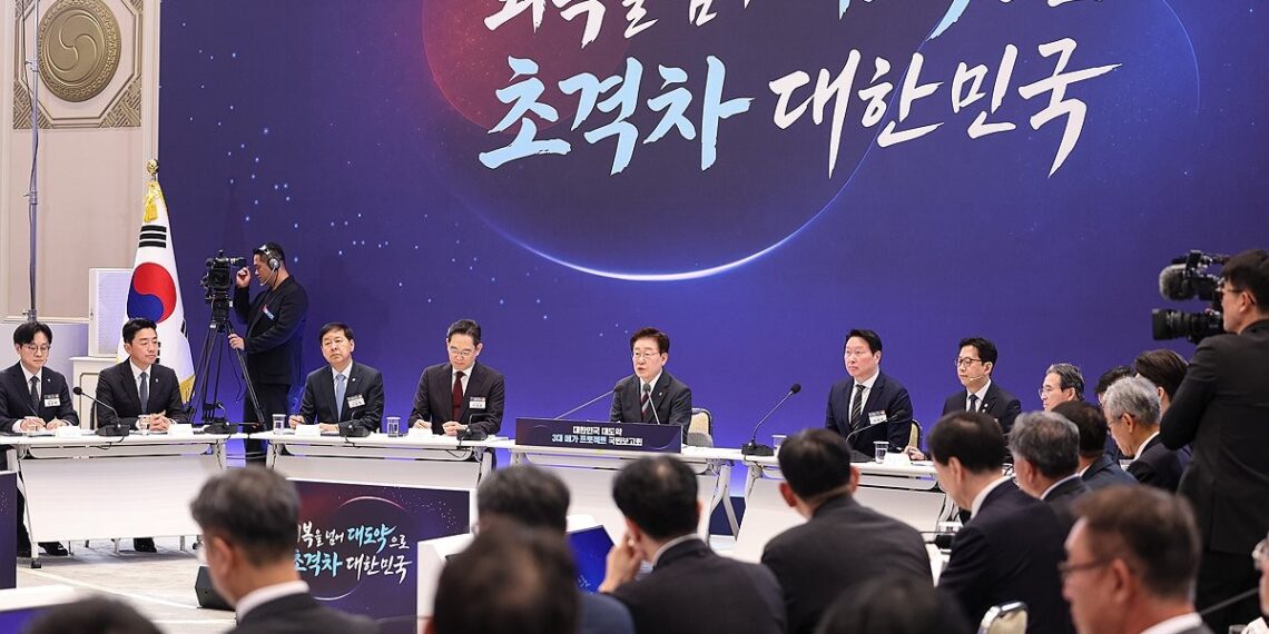 President Lee Jae Myung presides over a meeting to unveil the government's three mega projects aimed at attracting large-scale investment in semiconductors, physical artificial intelligence (AI) and AI data centers at Cheong Wa Dae in Seoul