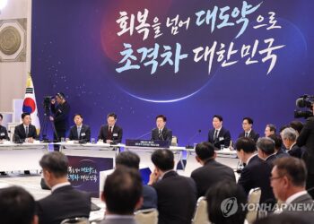 President Lee Jae Myung presides over a meeting to unveil the government's three mega projects aimed at attracting large-scale investment in semiconductors, physical artificial intelligence (AI) and AI data centers at Cheong Wa Dae in Seoul