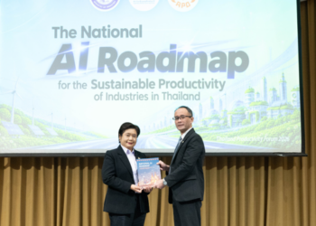 APO Secretary-General Dr. Indra Pradana Singawinata (right) hands over the National AI Roadmap for the Sustainable Productivity of Industries in Thailand to Deputy Permanent Secretary of Ministry of Industry of Thailand, Duangdow Khawjaroen.
